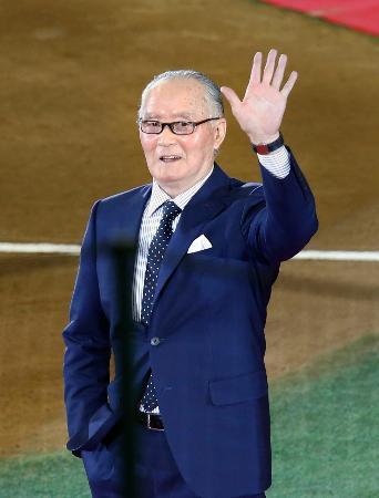 　２０１３年５月、国民栄誉賞の授与式を終え、ファンの声援に手を振る長嶋茂雄さん＝東京ドーム