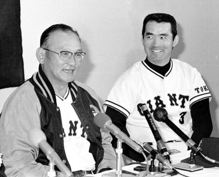 　１９７４年11月、巨人監督の退任を発表する川上哲治監督（左）と後継に指名された長嶋茂雄さん