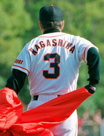 　２０００年２月、宮崎キャンプで現役時代の背番号「３」を26年ぶりに披露する長嶋茂雄監督