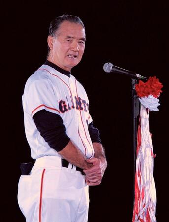 　２００１年９月、東京ドームでの最終戦を終え、ファンに退任のあいさつをする長嶋茂雄監督