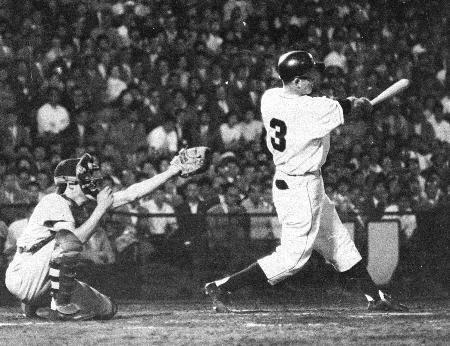 　１９５９年６月、プロ野球初の天覧試合の阪神戦で、サヨナラ本塁打を放つ巨人の長嶋茂雄選手＝後楽園球場