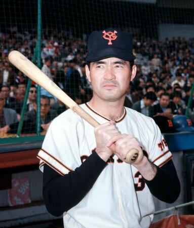 バットを握る巨人の長嶋茂雄さん