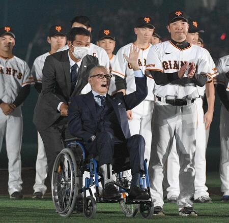 　激励に訪れた長嶋茂雄終身名誉監督。右は阿部監督＝２０２３年