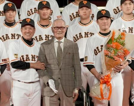 ２０２１年12月、巨人のファン感謝イベントで行われた文化勲章受章の記念セレモニーで、原辰徳監督（前列左）らと写真に納まる長嶋茂雄さん（同中央）＝東京・両国国技館
