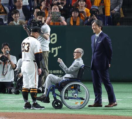 阿部慎之助監督に声をかける長嶋茂雄終身名誉監督。右は松井秀喜氏＝２０２４年５月
