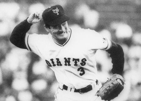 　送球する巨人の長嶋茂雄さん