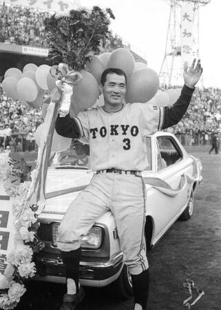　１９６９年11月、３度目の日本シリーズＭＶＰに選ばれ、贈られた車に腰掛ける長嶋茂雄さん