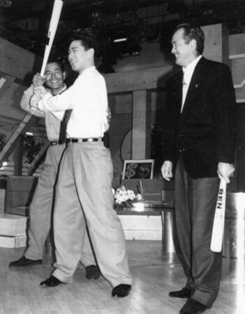 　長嶋茂雄さんと中畑清氏に手取り足取り指導を受ける元木大介＝１９９１年