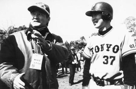 長嶋茂雄さん（左）は、フリーバッティングのルーキー元木大介（右）を絶賛。アドバイスを送る＝１９９１年