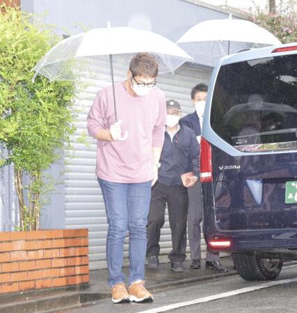 【写真】雨の中、自宅前で深々と頭を下げた一茂氏　のぞかせた沈痛な面持ち