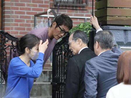 　弔問に訪れた王貞治氏。左上は長嶋一茂氏