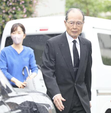 　弔問を終えた王貞治氏と見送る長島三奈さん（左）