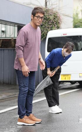 　報道陣に一礼する長嶋一茂氏（手前）と長島三奈さん