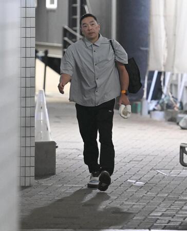 　球場入りする阿部監督（撮影・開出牧）