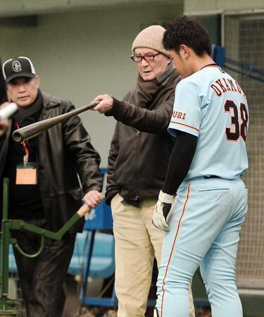 　岡本（右）に打撃指導する巨人・長嶋茂雄終身名誉監督＝１６年２月