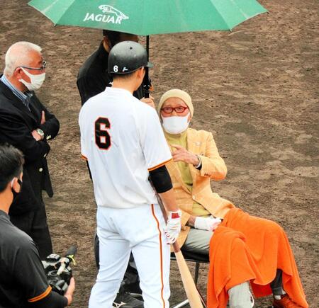 　打撃練習中に言葉を交わす坂本勇人と長嶋茂雄終身名誉監督＝２１年６月