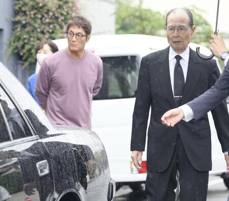 　弔問を終えた王貞治氏（右）を見送る（左から）長島三奈さん、長嶋一茂氏