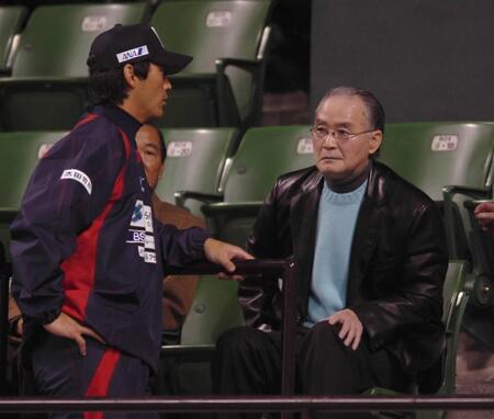 　スタンドから長嶋一茂球団代表特別補佐（左）とイベントを見守る長嶋茂雄氏＝２００６年
