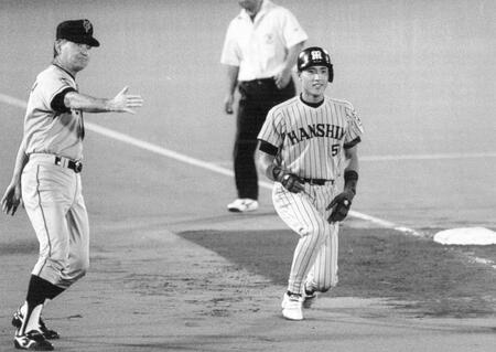 　オールスターで７回裏代走で登場した阪神・新庄剛志（右）は、二盗を決めた後ワイルドピッチで三塁に進む、左は巨人・長嶋茂雄監督＝１９９４年７月１９日