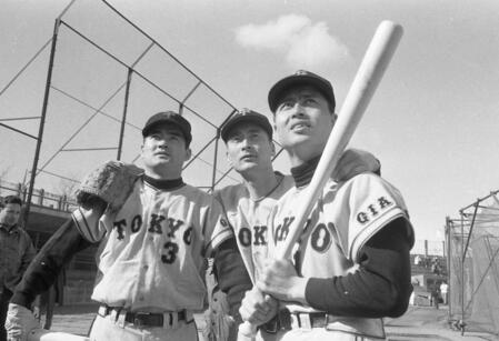 　Ｖを誓う（左から）長嶋茂雄さん、金田正一さん、王貞治さん＝１９６５年２月