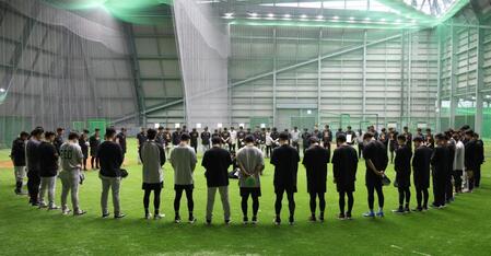 　長嶋茂雄さんを悼み、黙とうする巨人の選手ら