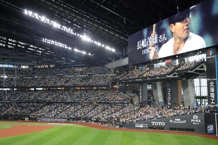 　黙とうをささげる阪神ナイン（撮影・西岡正）