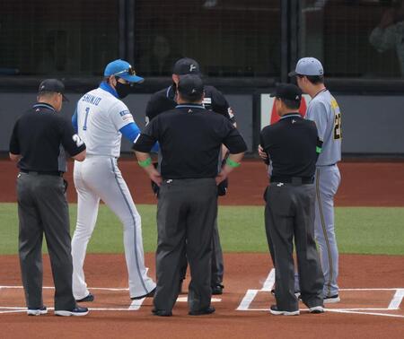 【写真】バッチバチの第１戦、試合前は握手なし　目線も合わせず立ち去った両監督