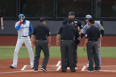 　メンバー表交換を行った新庄監督（左）と藤川監督（撮影・西岡正）