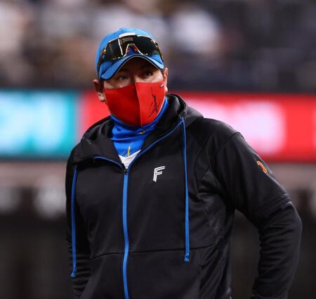 　３回、古林の交代を告げた新庄監督（撮影・中島達哉）