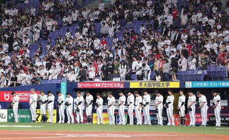 　亡くなった長嶋茂雄さんを悼み、黙とうするオリックスナイン（撮影・坂部計介）