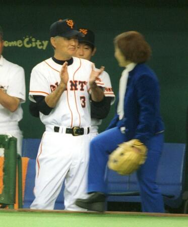 　始球式で登場する田村亮子（右）に拍手を送る巨人・長嶋茂雄監督＝２０００年