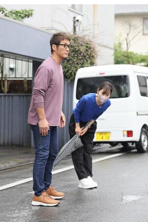 　報道陣に一礼する長嶋一茂氏（手前）と長島三奈さん