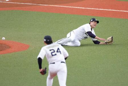 　５回、野間の打球を捕れず、倒れ込む九里（撮影・坂部計介）