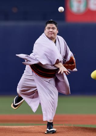 　始球式を務めた大相撲の宇良＝京セラドーム
