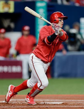 　１回広島無死二塁、小園が右翼線に先制二塁打を放つ＝京セラドーム