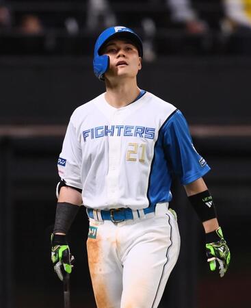 　８回，空振り三振を喫し、ベンチに戻る清宮幸（撮影・中島達哉）