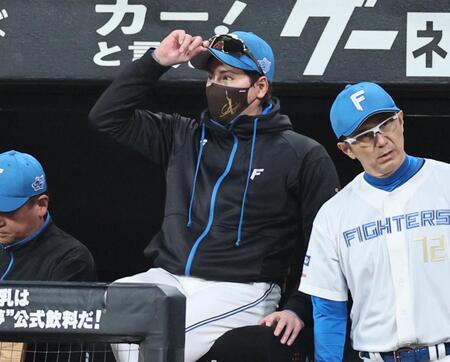 　８回、戦況を見つめる新庄監督（撮影・田中太一）