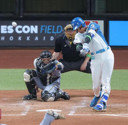 　５回、右前打を放つ万波（撮影・西岡正）