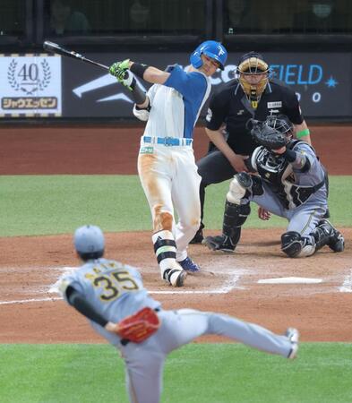 　８回、空振り三振に倒れる清宮幸（撮影・西岡正）