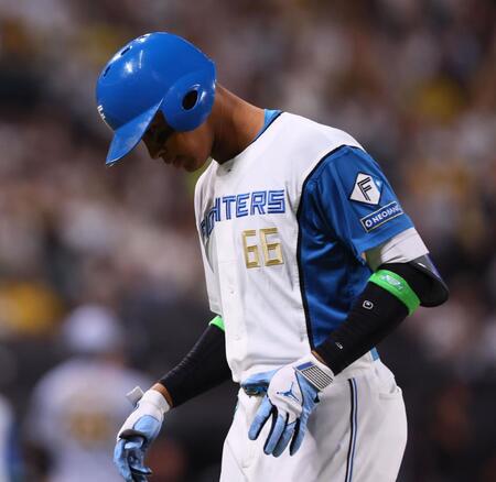 　９回、三飛に倒れた万波（撮影・中島達哉）