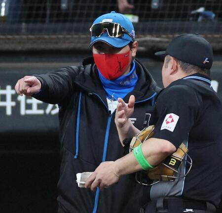 　３回、投手交代を告げる新庄監督（撮影・田中太一）