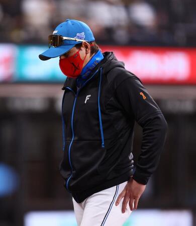 　３回、古林の交代を告げ、ベンチに戻る新庄監督（撮影・中島達哉）