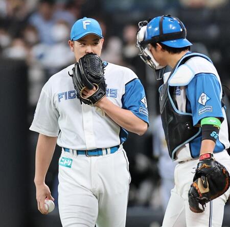 　３回、緊急降板した古林の後を受け、マウンドへ向かう斎藤（撮影・田中太一）