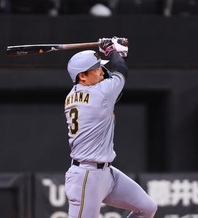 　４回、左前打を放つ大山（撮影・中島達哉）