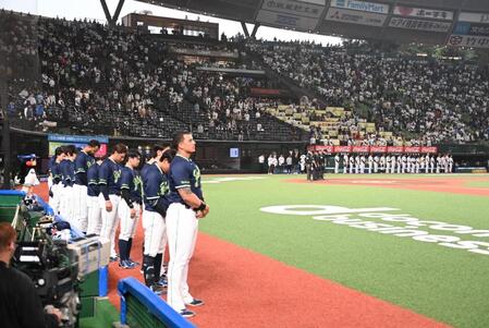 　長嶋茂雄さんを追悼し黙とうを捧げる西武とヤクルトの選手たちとスタンドのファン（撮影・園田高夫）