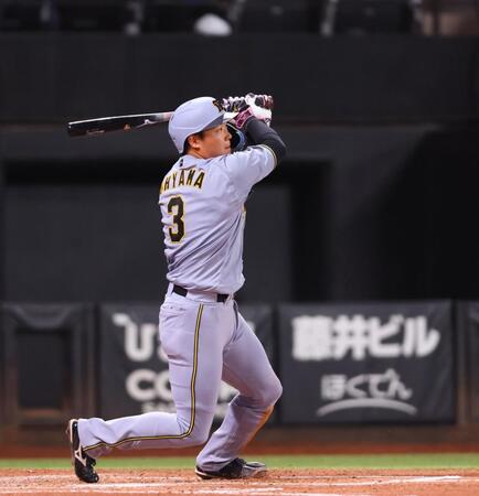 　６回、先制ソロを放つ大山（撮影・中島達哉）