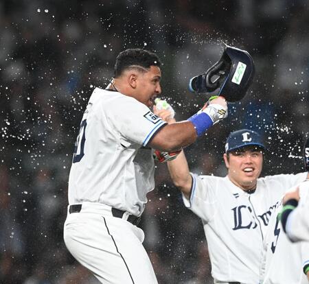 　１１回、サヨナラ打を放ちナインに水をかけられるセデーニョ（撮影・園田高夫）