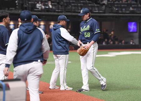 　１１回、サヨナラ負けを喫し肩を落としてベンチに戻るバウマン（右）＝撮影・園田高夫