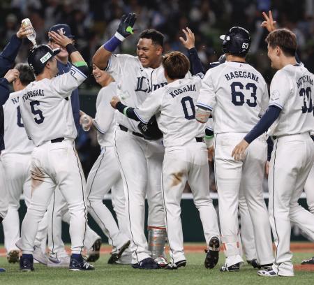 　１１回、サヨナラの悪送球を誘発する遊撃への内野安打を放ち、ナインに祝福される西武・セデーニョ（右から４人目）＝ベルーナドーム