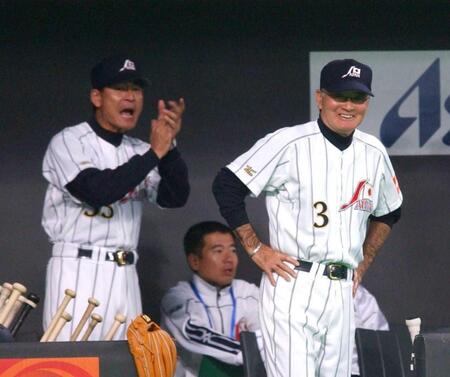 　ベンチえ笑顔を見せる日本代表・長嶋茂雄監督（中央）。左は中畑清コーチ＝２００３年１１月６日